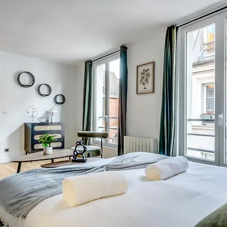 Montmartre L Close To Sacre-coeur & Rue Des Abbesses Париж